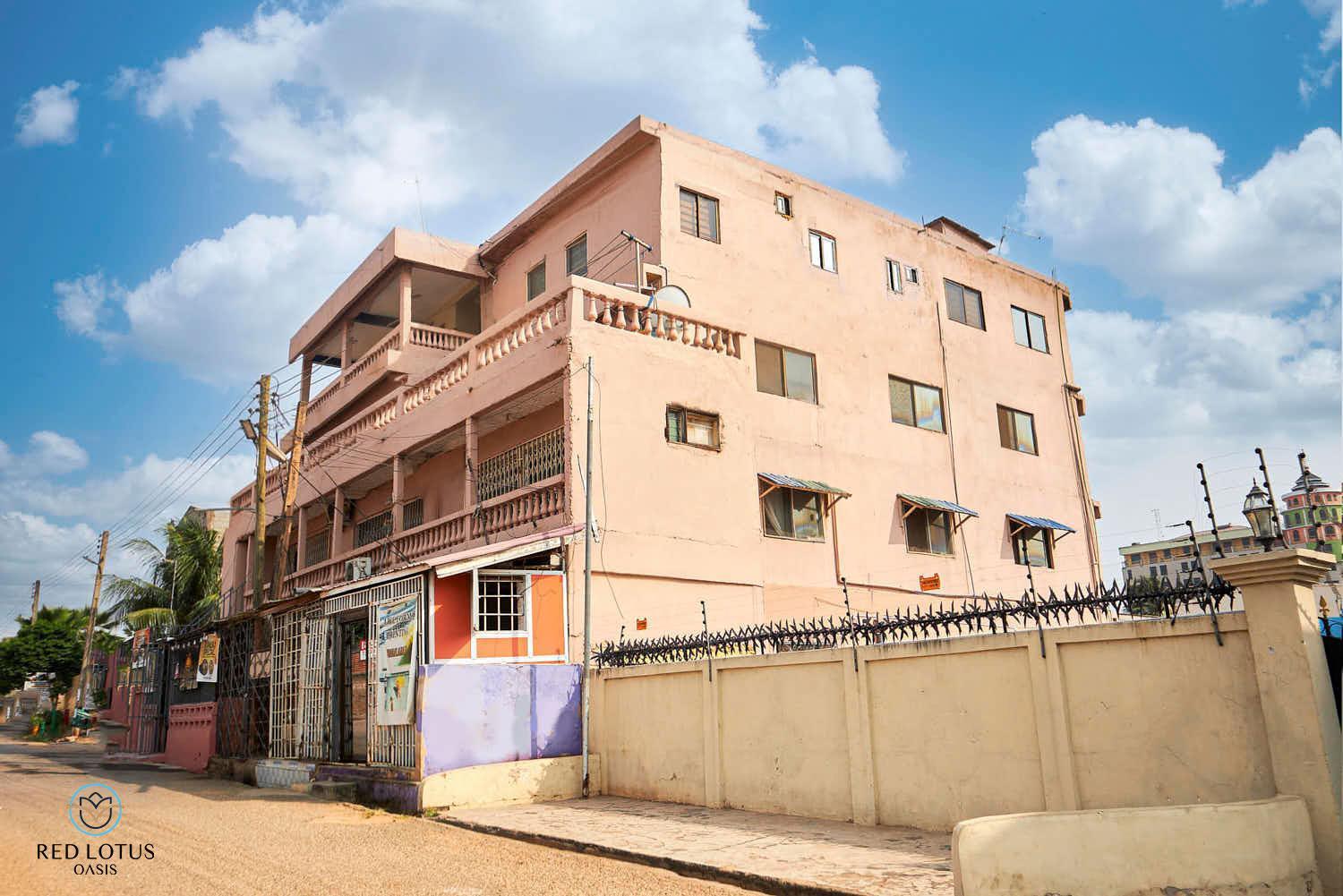 Charming Rooftop Apartments- Strong Wi-Fi & 40Percent Long-Stay Disc- Red Lotus Oasis Accra Exterior photo